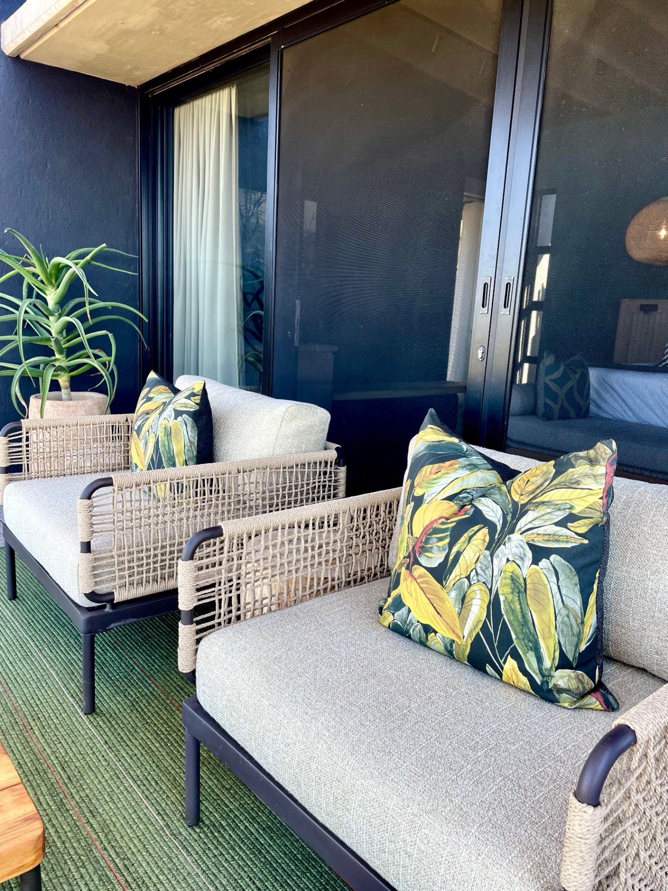 Outdoor patio scatter cushions
